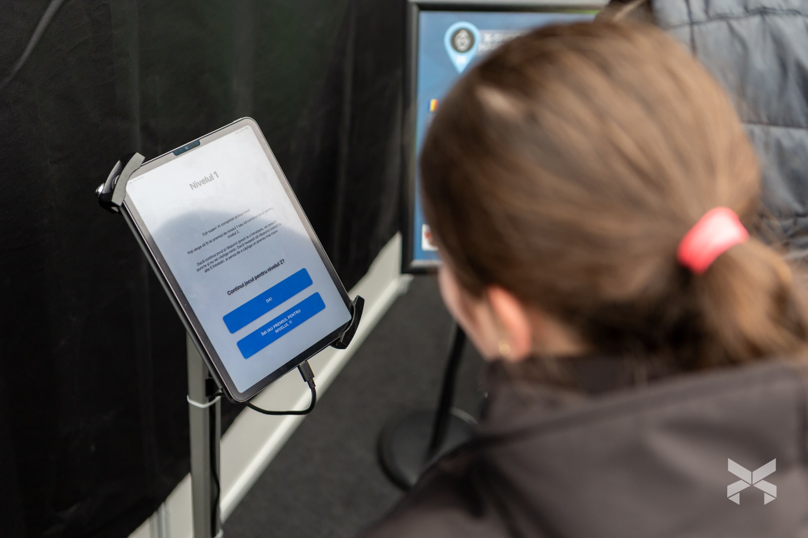 Játék sarok Quiz applikáció kérdéseivel: látogatók játszanak a NEXON standnál